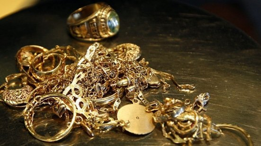 В Бишкеке женщина обещала помочь продать золото, взяла 703 тысячи сомов и скрылась