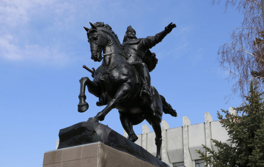 Установлен памятник герою кыргызского эпоса