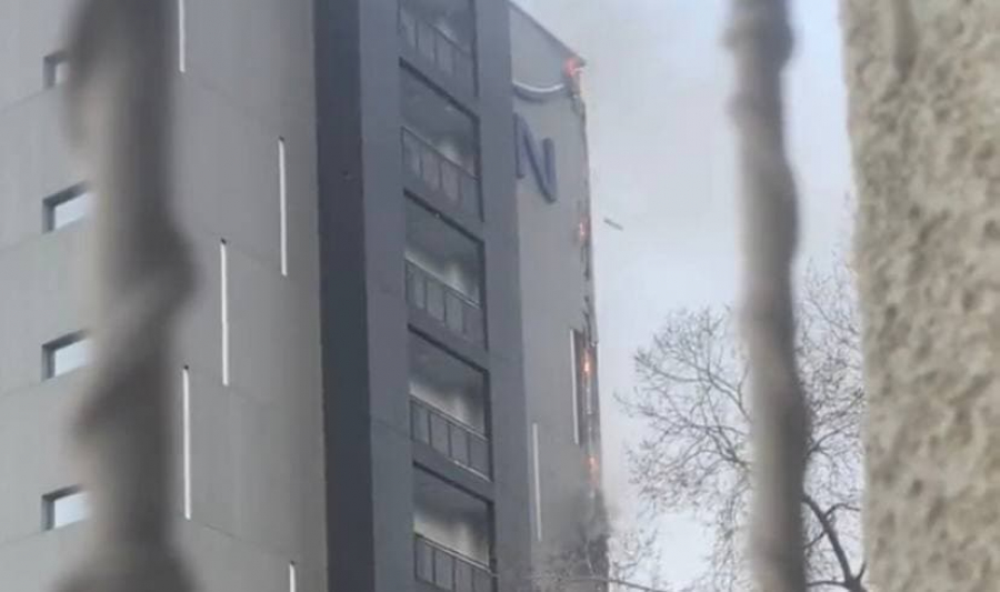 В Бишкеке горит отель Novotel (видео)