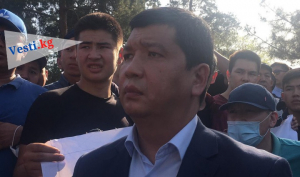 К митингующим в Бишкеке вышел первый замглавы аппарата правительства