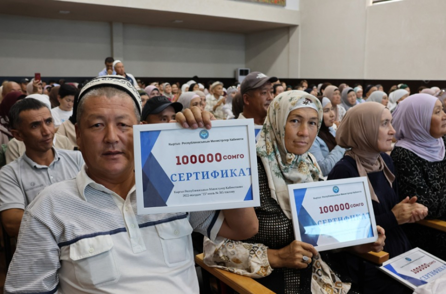 В Аламудунском районе 146 малообеспеченных семей получили сертификаты на 100 тыс. сомов