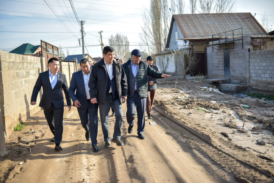 Мэр Бишкека съездил в жилмассив Арча-Бешик, который недавно затопило
