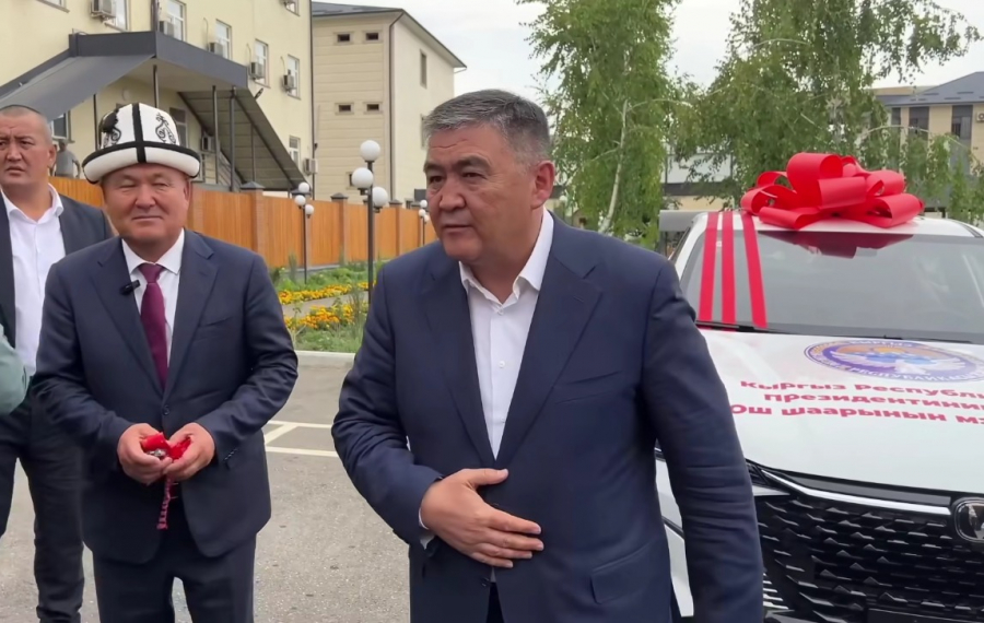 Камчыбек Ташиев вручил мэру Оша обещанный автомобиль (видео)