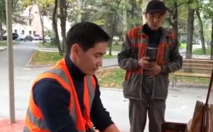 В бишкекском сквере рабочие трогательно исполнили песню под пианино (видео)
