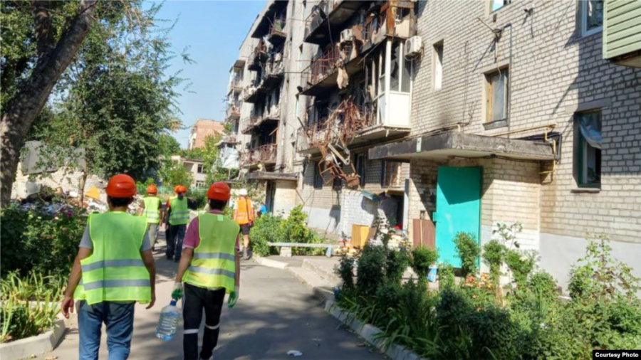 Таджикских мигрантов в России отправили на восстановление разрушенного Мариуполя