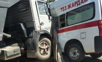 В Бишкеке столкнулись КамАЗ и скорая помощь. Пострадавшие госпитализированы (видео)