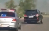 В Бишкеке разъяренный водитель протаранил на внедорожнике будку охраны и устроил драку (видео)