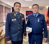 Ысык-Көлдүн Бостери айылында өрттөн эки баланы куткарган милициянын майору Бакытбек Максутов “Эрдик” медалы менен сыйланды