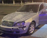 В Бишкеке автомобиль въехал в бургерную на Киевской