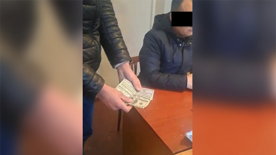 Замдекана одного из факультетов ОшГУ незаконно получил 900 долларов