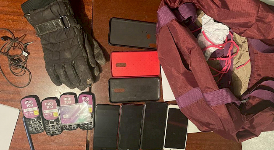 В женскую колонию в Степном пытались перебросить восемь мобильных телефонов