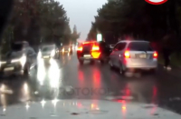 В 3-м микрорайоне Бишкека сбили двух школьниц (видео)