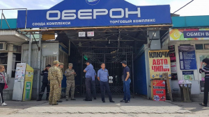 Хозяева контейнеров на Орто-Сайском базаре обратились к Садыру Жапарову