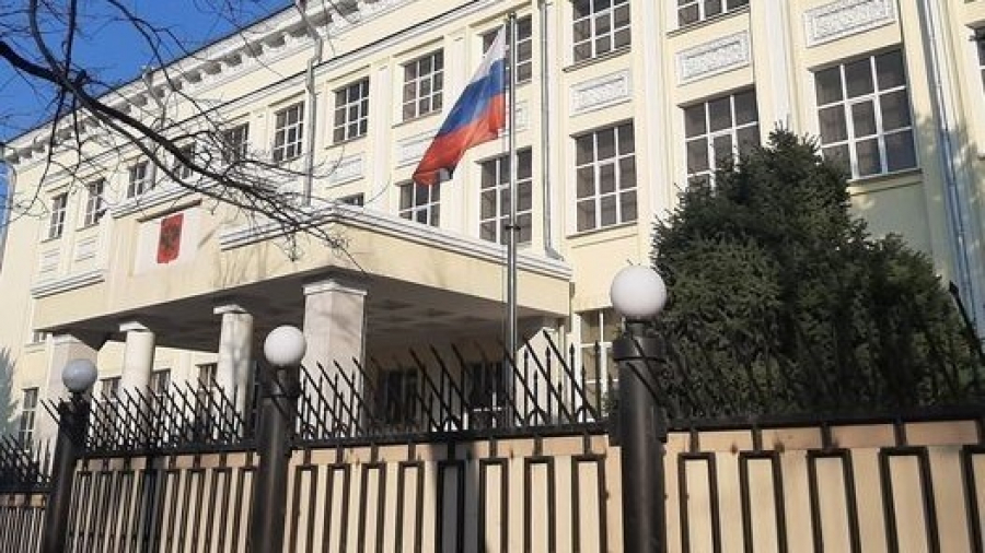 В посольстве России в Бишкеке ищут бомбу