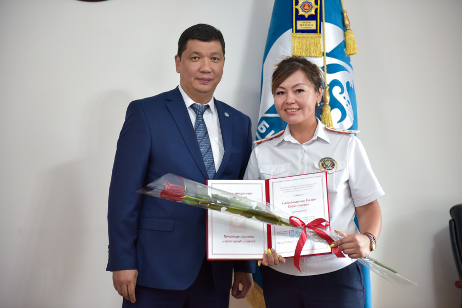 Айбек Джунушалиев вручил награды отличившимся сотрудникам муниципалитета (фото)