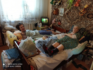 В КР женщина в одиночку ухаживает за сыном с аутизмом и пожилой матерью-инвалидом