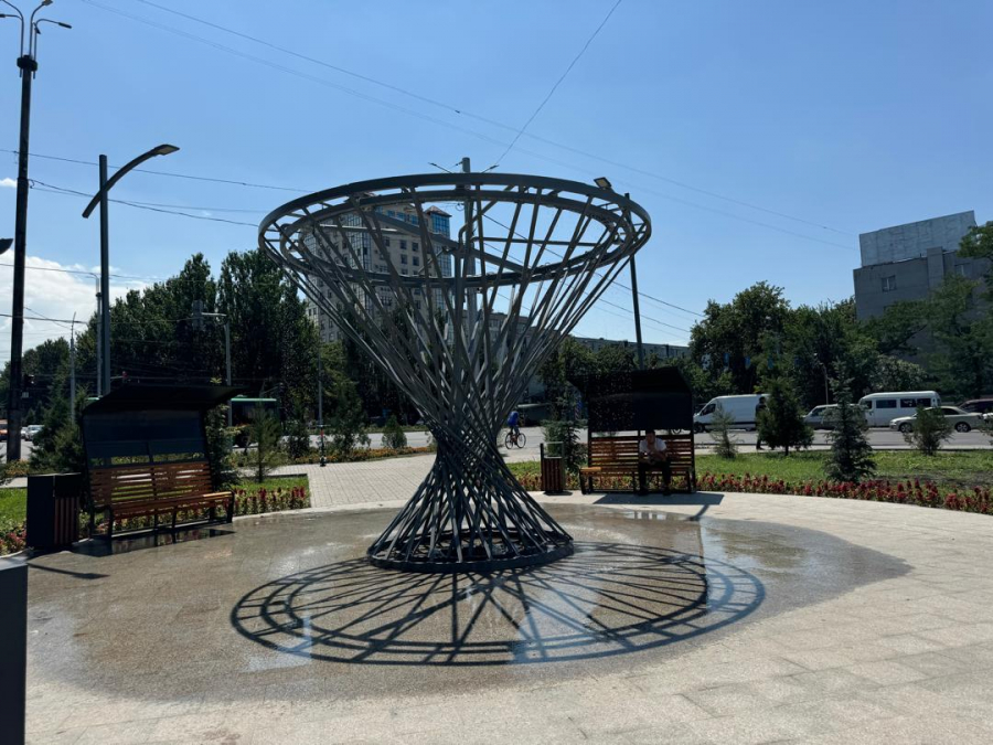 В Бишкеке появился новый сквер с необычным фонтаном - фото