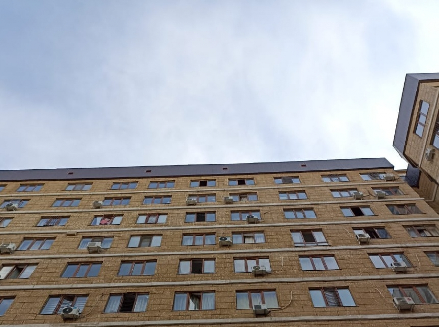 В Бишкеке спасли девушку, которая хотела спрыгнуть с 10 этажа (фото, видео)