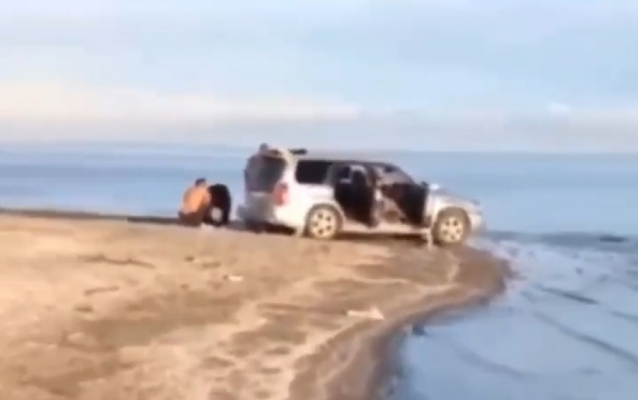 Водителя внедорожника, заехавшего на берег Иссык-Куля, оштрафовали