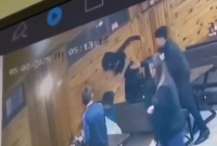 Девушка избила двух мужчин в Бишкеке (видео)