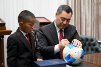 Дети шли в школу сквозь метровый снег – Садыр Жапаров вручил им подарки