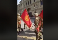 Кыргызстанские солдаты спели песню Мирбека Атабекова в центре Москвы (видео)