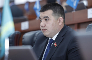 Депутат Урмат Самаев: Куда делись ковры во Дворце спорта?
