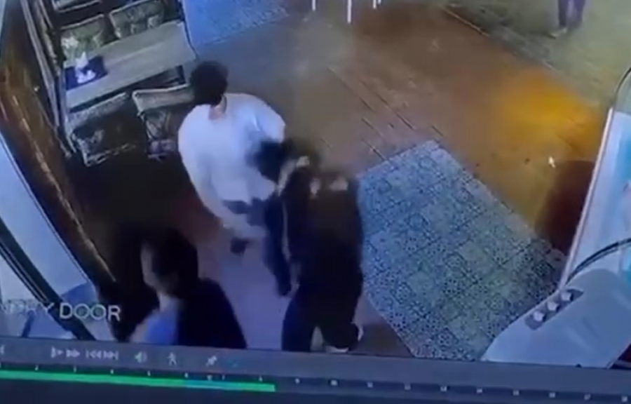 В Бишкеке парень ворвался в иранское кафе и ударил официантку по лицу