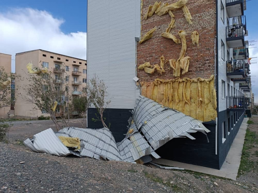 Сильный ветер в Балыкчи сорвал внешнюю отделку стены многоэтажки (фото)