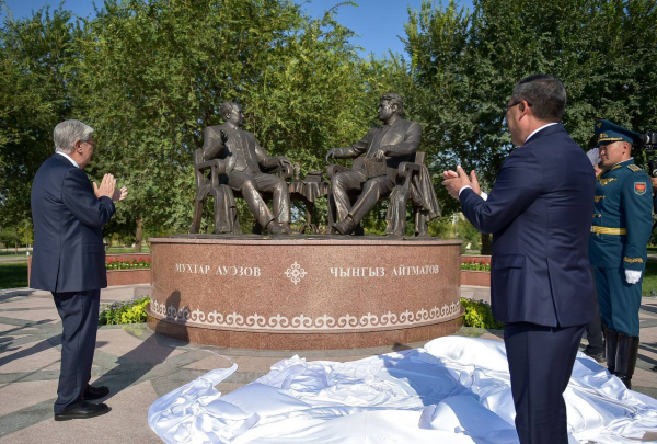 Жапаров и Токаев открыли памятник «Золотой мост дружбы» в Бишкеке