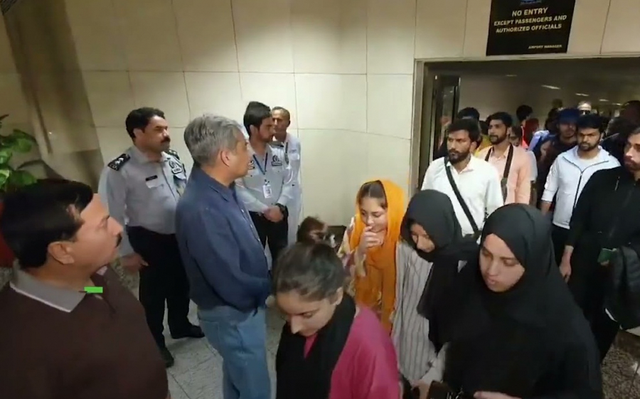 Рейс с пакистанскими студентами из Бишкека приземлился в Исламабаде (видео)