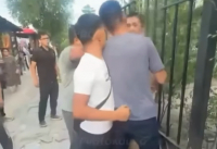 В Бишкеке пассажиры автобуса скрутили мужчину, ударившего женщину