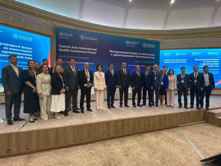 Глава Минздрава РК наградила в Бишкеке врачей-неонатологов