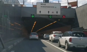В Москве таксист из КР помог спастись семье, машина которой загорелась в тоннеле (видео)