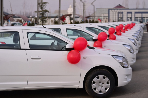 Сотрудникам Центра защиты матери и ребенка в Джалал-Абадской области подарили автомобили