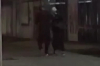Неизвестный избил девушку на улице в Бишкеке (видео)