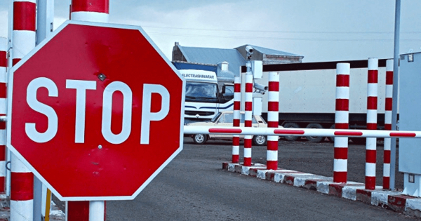 Kirgizistan vzpostavil spletni portal za preverjanje dolgov in omejitev potovanj