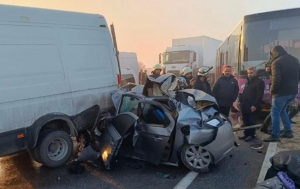 В Турции из-за тумана и гололеда столкнулись более 30 автомобилей (видео)