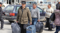 Кыргызских мигрантов вывезут из России через Казахстан