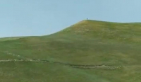 На границе в Баткенской области люди, предварительно таджикской стороны, выкапывают окоп (видео)