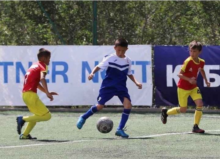 В Кыргызстане прошел турнир по футболу среди юношей до 12 лет (фото)