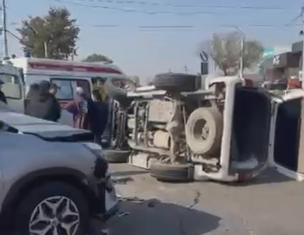 В Бишкеке столкнулись два автомобиля, один из них перевернулся (видео)