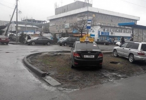 Город-сказка! Инструктор автошколы нарушает ПДД (фото)