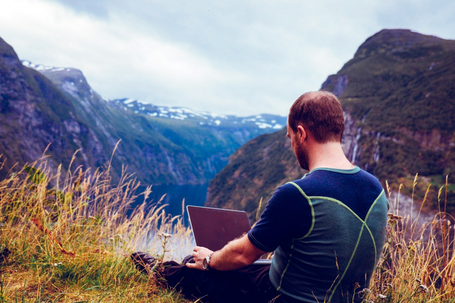 Kremelj poenostavil pogoje za status "digitalnega nomada"