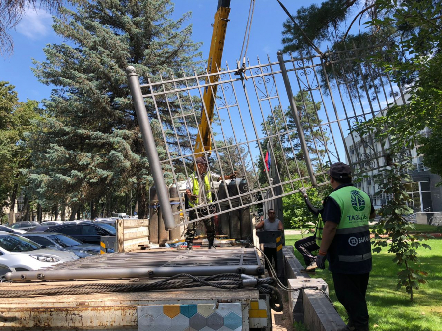 В Бишкеке демонтирован забор вокруг здания МИД