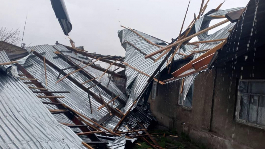 В ходе шквалистого ветра в Бишкеке пострадало более 80 зданий и 13 машин