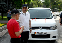 Торага ЖК подарил автомобиль многодетной семье с 14 детьми