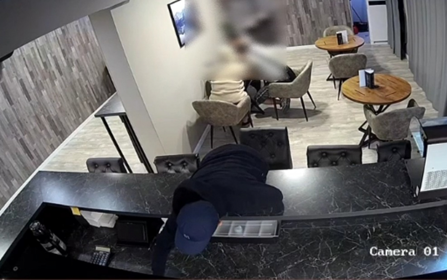 Парень украл деньги из кассы в столичном кафе и попал на видео