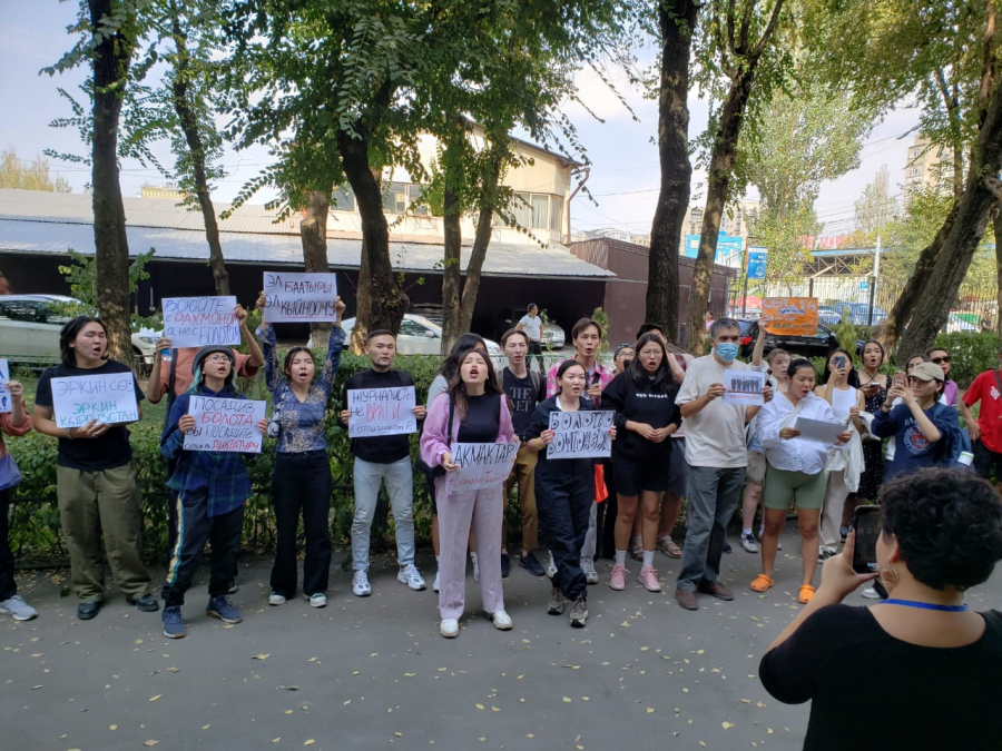 В Бишкеке у здания суда прошел митинг в поддержку журналиста Болота Темирова (видео)