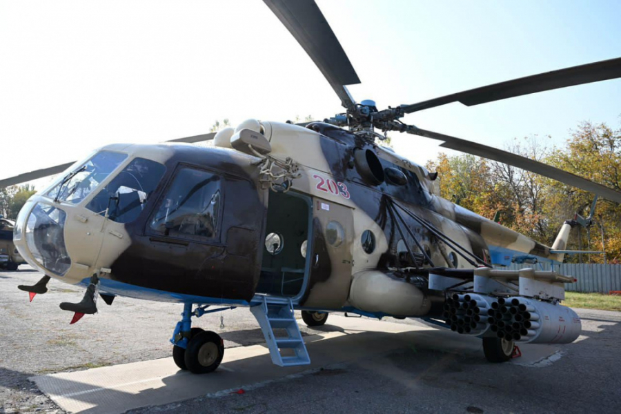 Президент: Парк военно-воздушных судов КР пополнился двумя вертолетами